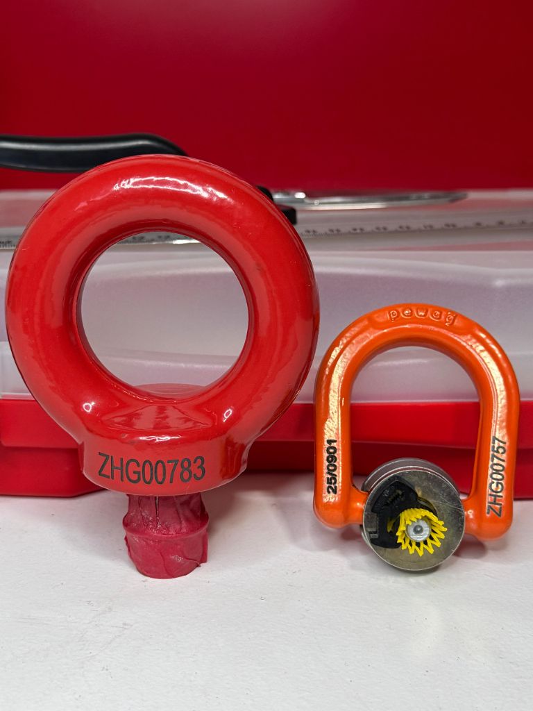 Deux anneaux de levage rouge et orange avec numéros de série gravés au laser ZHG00783 et ZHG00757